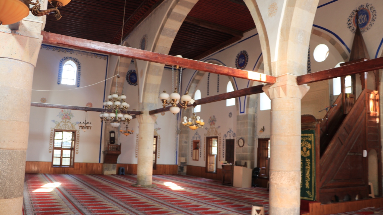 Bölgede ibadete açık, en büyük cami olan Ulu Cami`nin kitabesi olmadığı için ne zaman yapıldığı net bilinmiyor. 