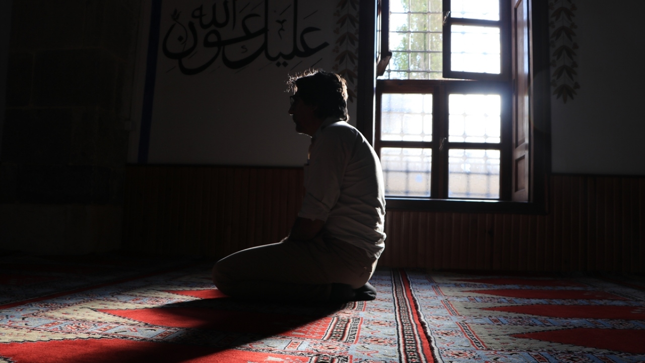 Kesme taştan kare planlı inşa edilen caminin mihrabı, zengin stalaktit süslemesiyle dikkati çekiyor.