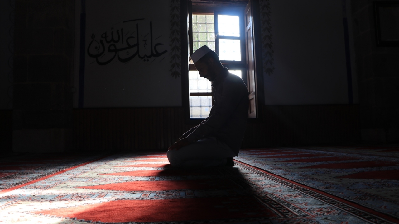 Tavanın mihrap önüne rastlayan bölümünde renkli ve tezhipli bir göbek bulunuyor. Ahşap tavanın değişik bölümleri, orijinal kalem işi desenleri yapıya ayrı bir hava katıyor. 