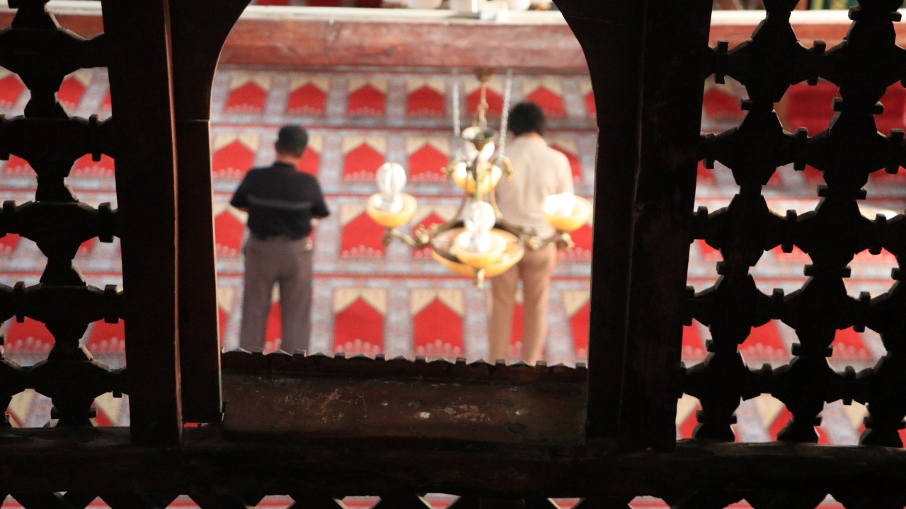 Kadın mahfilinin ön cephesinde, sundurma şeklinde dizayn edilen ahşap işlemeli hünkar mahfili ise camiyi daha da değerli kılıyor. 
