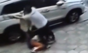 Çin'de boşanmak istemeyen adam karısına palayla saldırdı