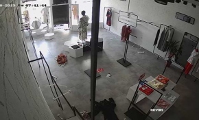 Hırsızların mağazayı soyma anı kamerada