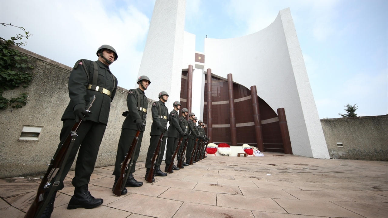 Türkiye Cumhuriyeti`nin 3. Cumhurbaşkanı Celal Bayar, vefatının 33. yılında anıt mezarı başında törenle anıldı. 