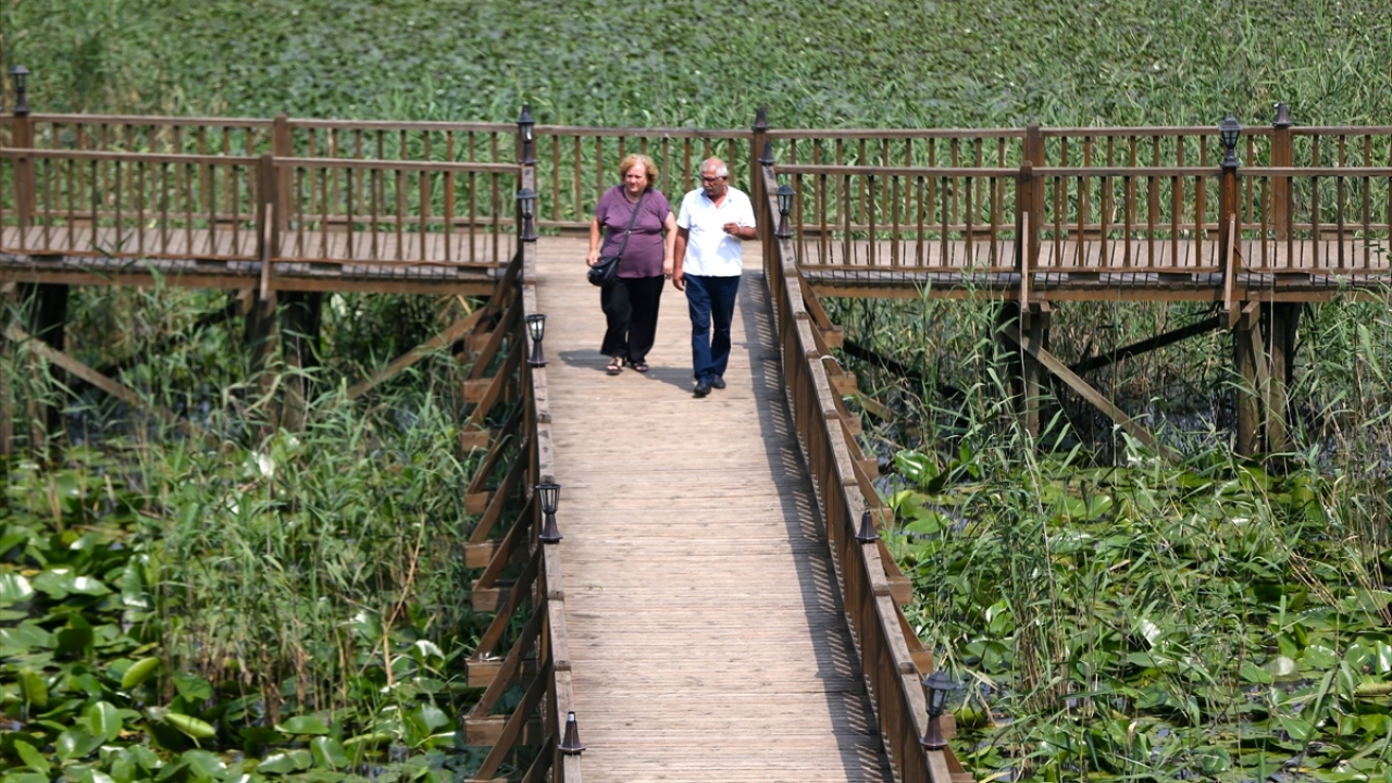 Demircan, "bölgenin yerli ve yabancı turistlerin ilgisini çektiğini dile getirerek, "Bölge kuş çeşidi anlamında çok zengin. Kendine özgü bitki çeşitleri, endemik bitkiler ve çeşitli kuşlarıyla bir doğa harikası" dedi.