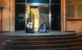 Oğlunun dağa kaçırıldığını iddia eden anne HDP önünde oturma eylemi başlattı