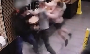 Kendisine güldüklerini iddia edip, topuklu ayakkabıyla saldırdı