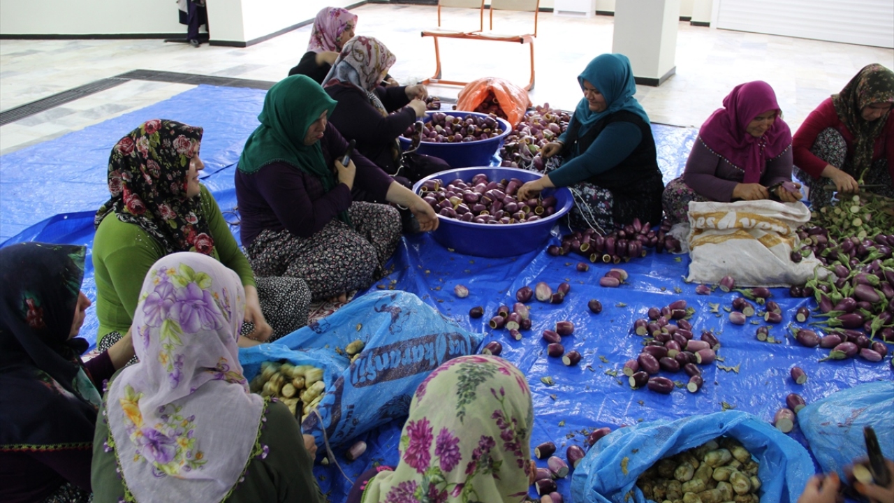 Kadınların içlerini oyarak iğne yardımıyla iplere dizdiği sebzeler, yine her akşam toptancılarca toplanıyor.