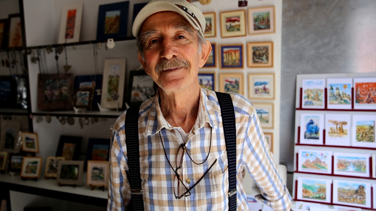 Nami Araz, Nevşehir`in Uçhisar beldesindeki atölyesinde Kapadokya`nın tarihi ve kültürel zenginliklerini kitap ayraçlarına sığdırıyor.