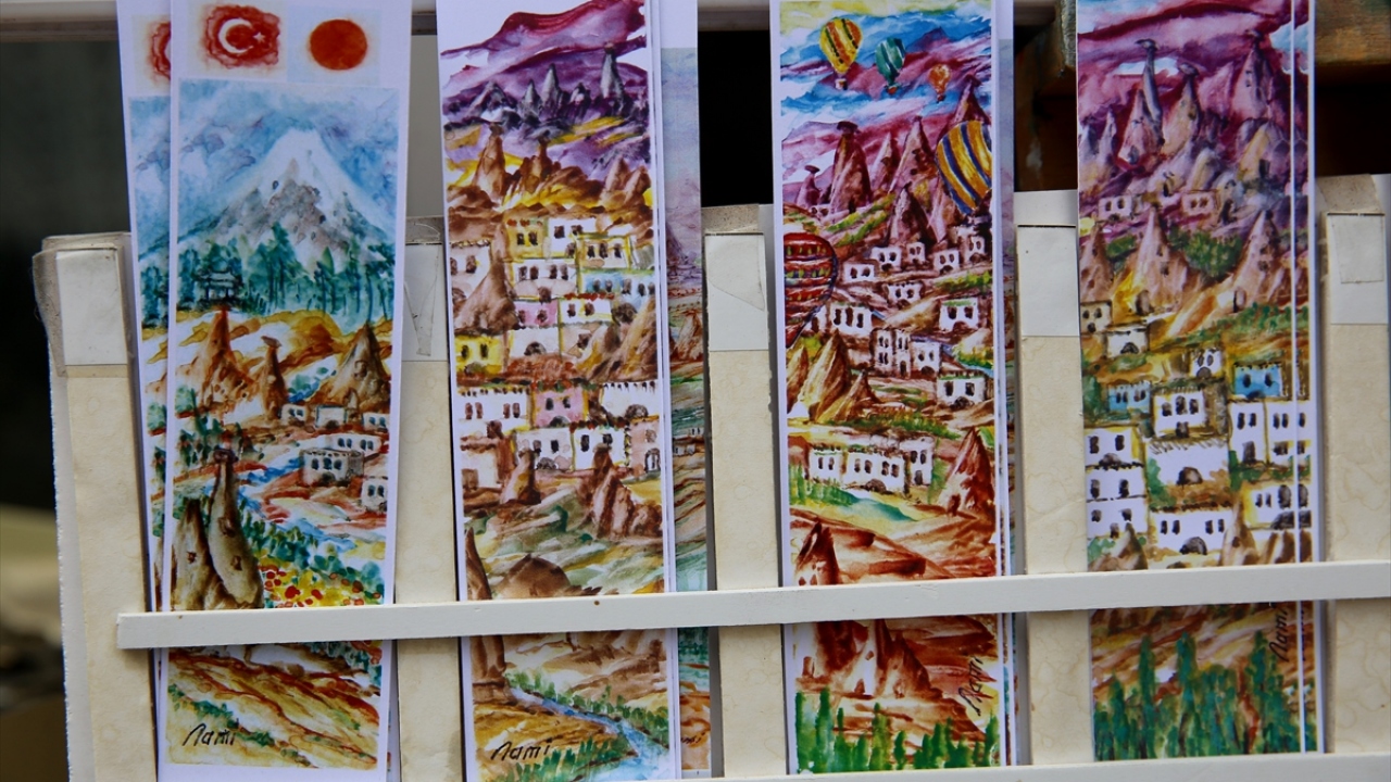 Araz, kitap ayracı yapmaya 2 yıl önce açtığı resim sergisinde bir çocuğun isteği üzerine başladı. 