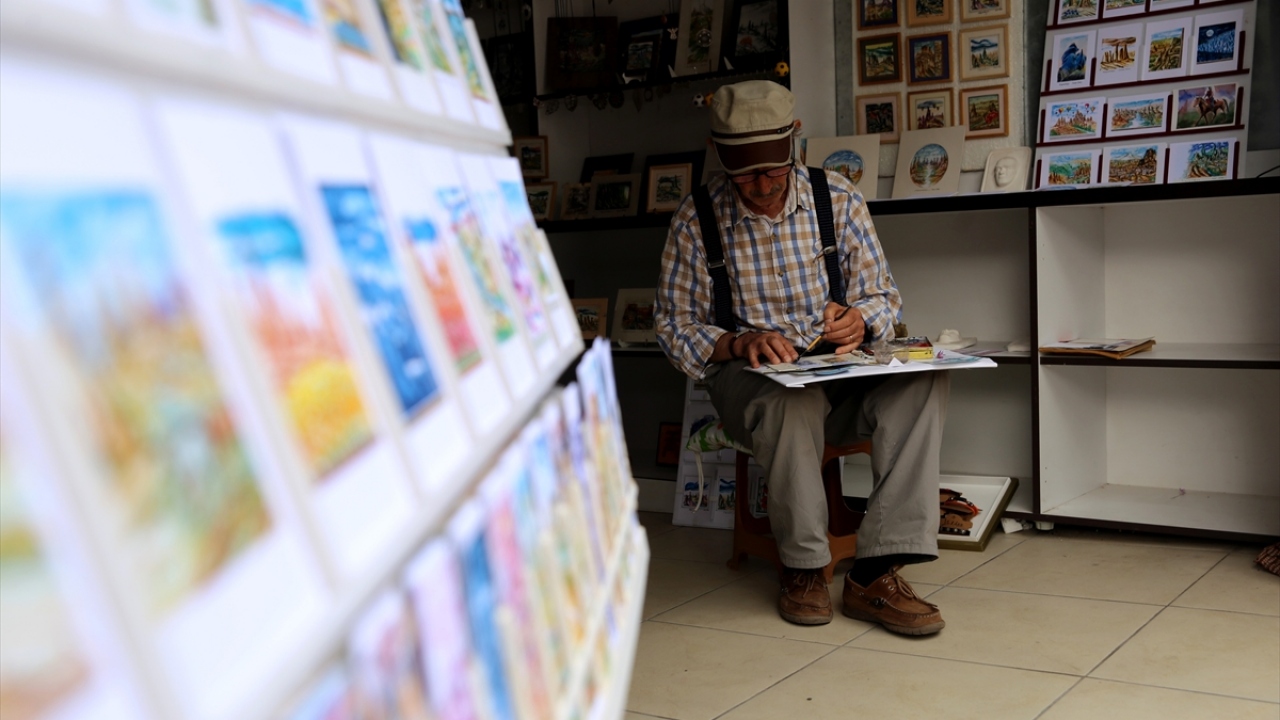 Onun ayraçlarını öğrenciler ve turistler hayranlıkla inceliyor.