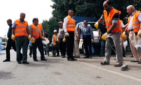 Farkındalık için önce sokağa çöp attılar, sonra temizlediler