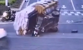 Çin'de taşıdıkları yüklerin altında kalan 2 kişiyi yoldan geçenler kurtardı