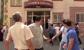 HDP'liler oğlu için oturma eylemi yapan anneye saldırdı