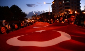 Ahlat'ta 1071 metrekare Türk bayrağıyla "fener alayı"