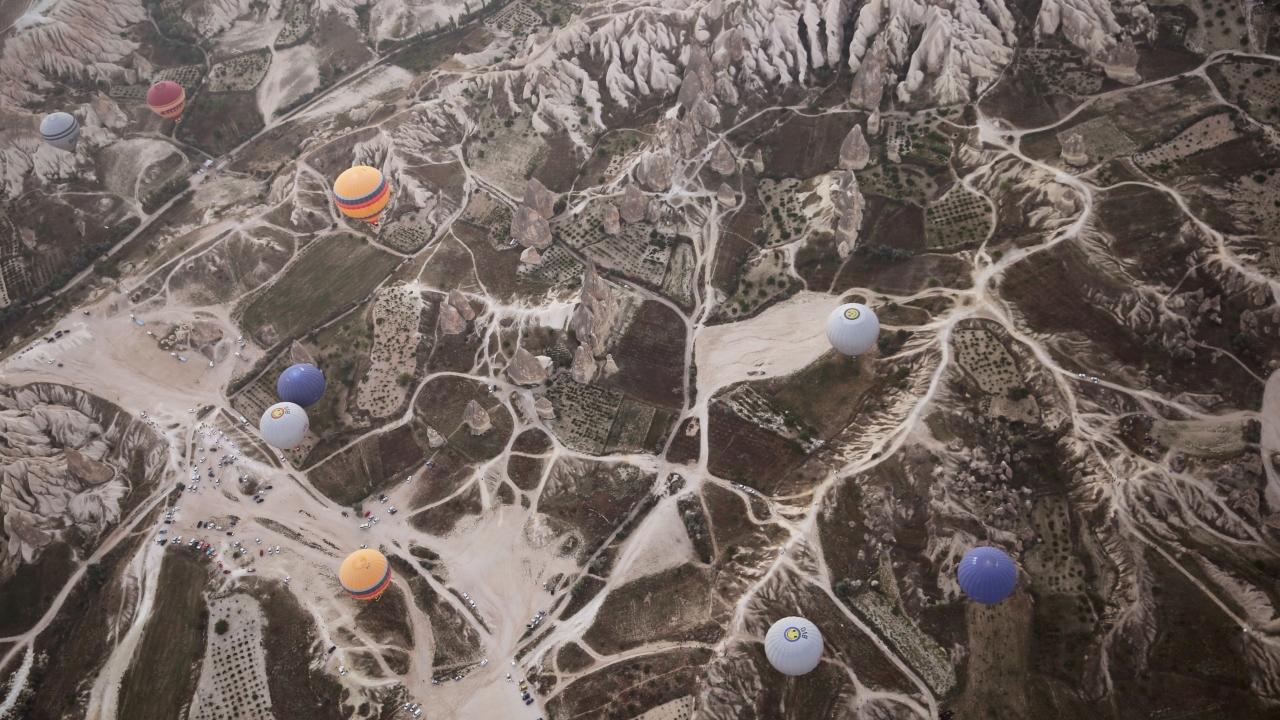 Türkiye`nin önemli turizm merkezlerinden doğal kaya oluşumları ve peribacalarıyla ünlü Kapadokya bölgesine gelen yerli ve yabancı turistlerin ilgi odağı oldu.