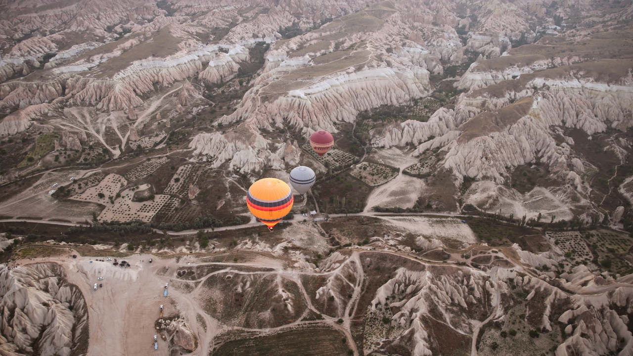 Turistler, doğal güzelliklerle bezeli Kapadokya`yı kuşbakışı izleyebilmek için sabahın ilk ışıklarıyla gökyüzüne yükselen balon turlarına katılıyor.