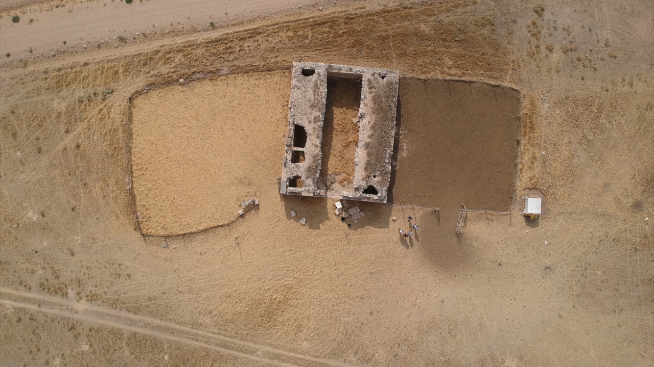 Karaman`ın Ayrancı ilçesindeki Selçuklu mimarisinin özelliklerini barındıran tarihi Atlas Han, restore edilerek turizme kazandırılıyor.