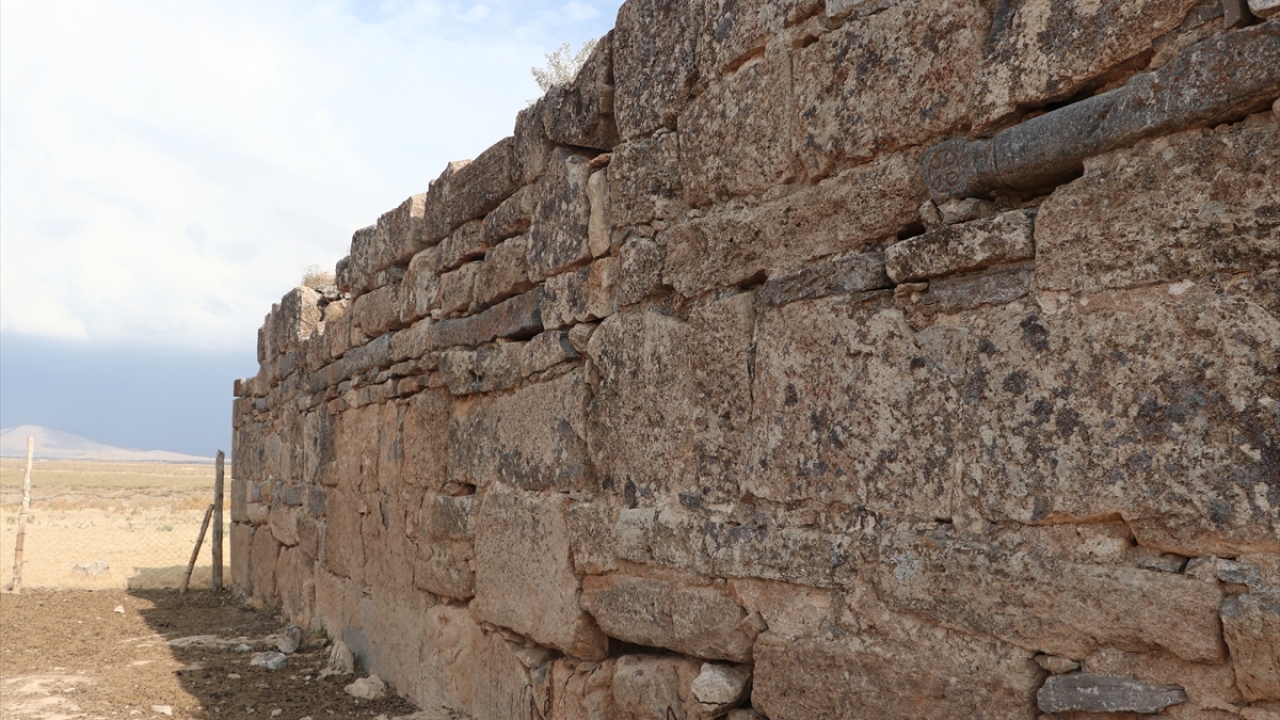 Toroslar`dan ovaya inildiğinde ilk han olma özelliğini taşıyan yapının yaklaşık 800 yıllık olduğu tahmin ediliyor.