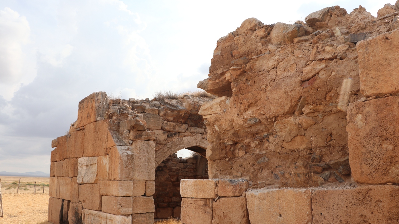 Atlas Han`ın yapımında kullanılan, Bizans ve Roma yerleşkelerindeki binalardan getirilen devşirme taşlar dikkatlerden kaçmıyor.