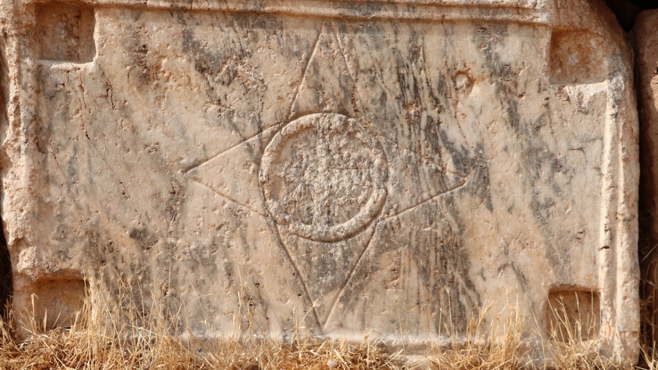 Büyükkarcı, sözlerine şöyle devam etti: "Atlas Han da bu yolun üzerinde inşa edilmiş. Toroslar`dan ovaya indikten sonraki ilk ve tek han burası. Bu yol, İpek Yolu`na bağlanıyor."