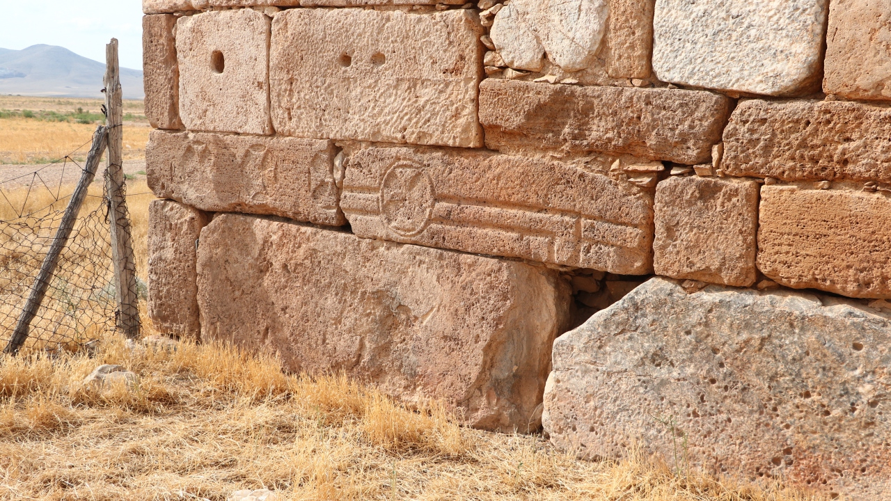 Hanın duvarlarındaki büyük taşlar ve sütun kaideleri görenlerin ilgisini çekiyor.