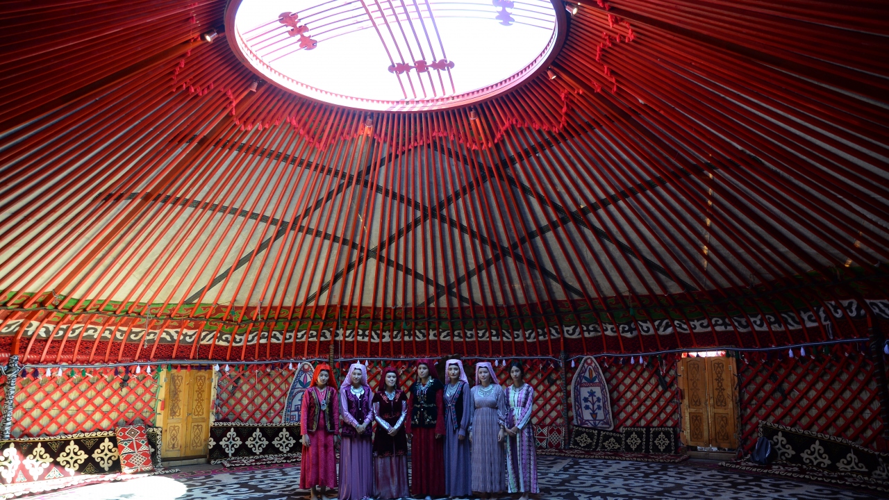 Van`ın Erciş ilçesinden 90 kişilik ekiple Bitlis`in Ahlat ilçesine gelen Kırgız Türkleri, yöresel yemekleri, kıl çadırları, renkli kıyafetleri ve geleneksel ata sporlarıyla Malazgirt Zaferi`nin 948. yıl dönümü kutlamalarına renk katıyor.