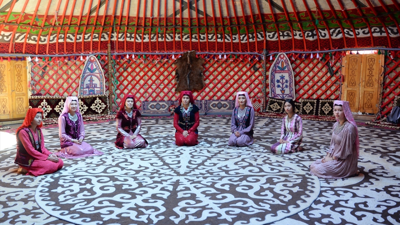 Giysileri, farklı yöresel yemekleri ve geleneksel oyunlarıyla etkinlik alanına gelen vatandaşların ilgi odağı olan Kırgız Türkleri, Malazgirt Zaferi kutlamalarına katılanlara geleneklerini tanıttı.