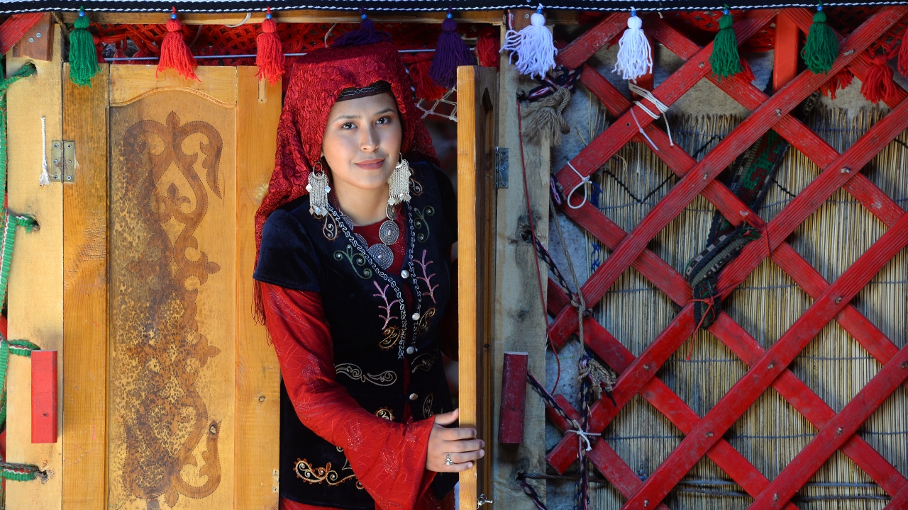 Renkli gösterilerin düzenlendiği etkinlik alanına gelen vatandaşlar, hem Kırgız kadınlarının hazırladığı yöresel yemeklerin tadına baktı hem de yöresel giysileriyle fotoğraf çektirdi.