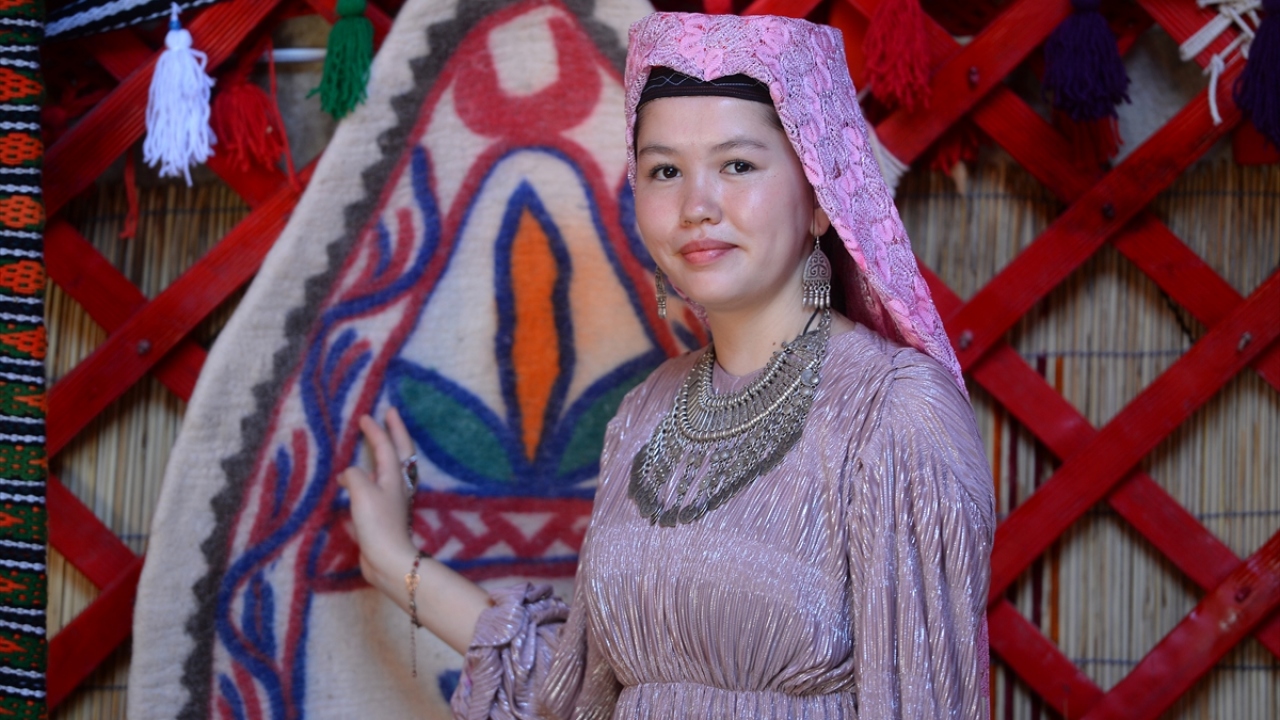 Pamir Kültür Eğitim ve Dayanışma Derneği Ankara Temsilcisi Kasımbek Varol, 1982`de Türkiye`ye gelerek burada yaşamaya başladıklarını söyledi.