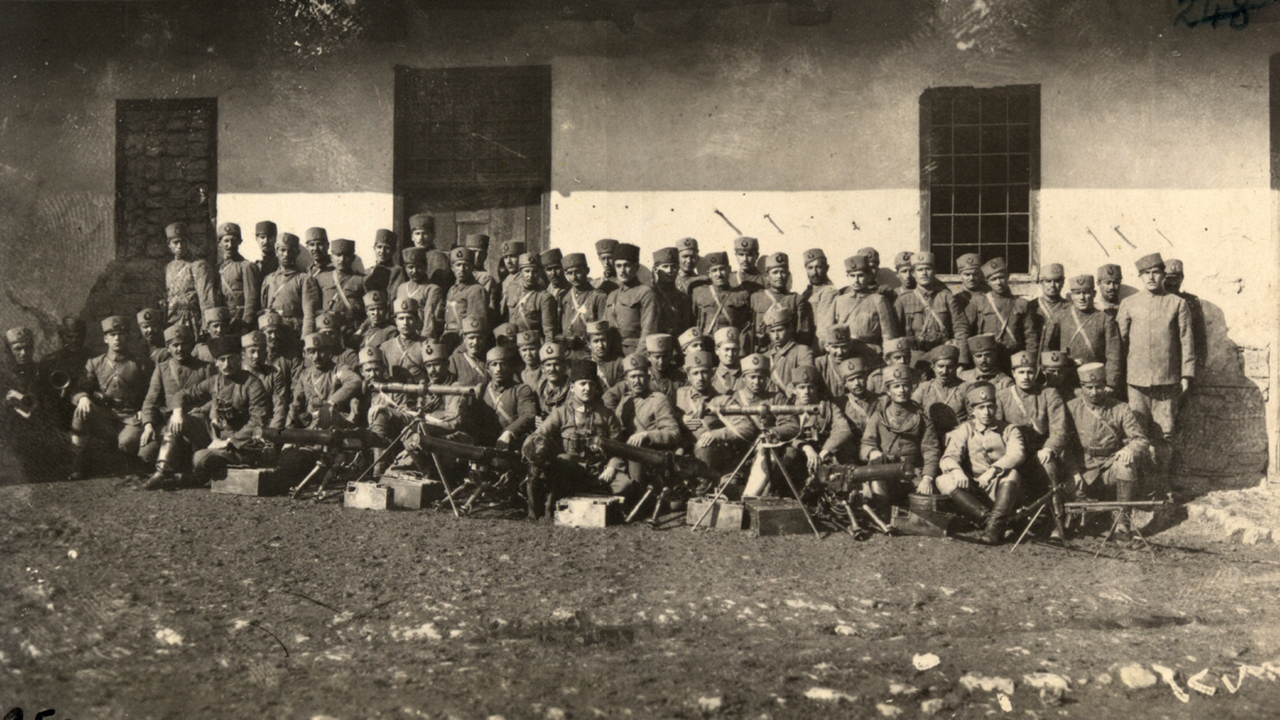 Albümdeki fotoğrafların arasında, bir ağır makineli tüfek bölüğü de yer aldı.