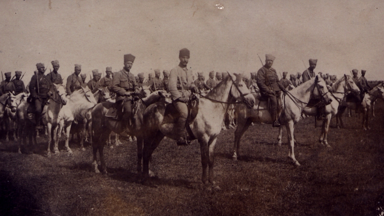 Albümdeki fotoğrafların arasında, bir süvari birliğinin safta duruşu da yer aldı.