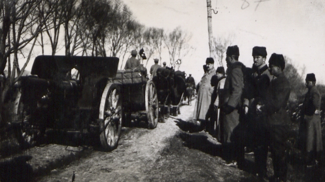 Albümdeki fotoğraflar arasında bir topçu birliğinin Fevzi Çakmak`ı selamlama görüntüsü de yer aldı.