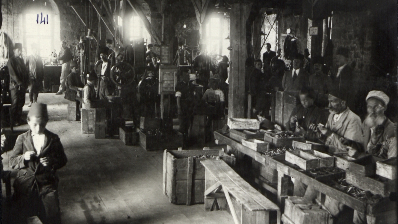 Albümdeki fotoğraflar arasında askeri fabrikada fişek yapımı sırasında çekilen bir fotoğraf da yer aldı.