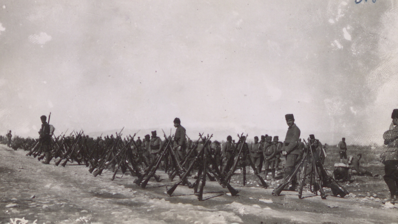 Albümdeki fotoğrafların arasında, bir piyade birliğinin tüfek çatışı da yer aldı.