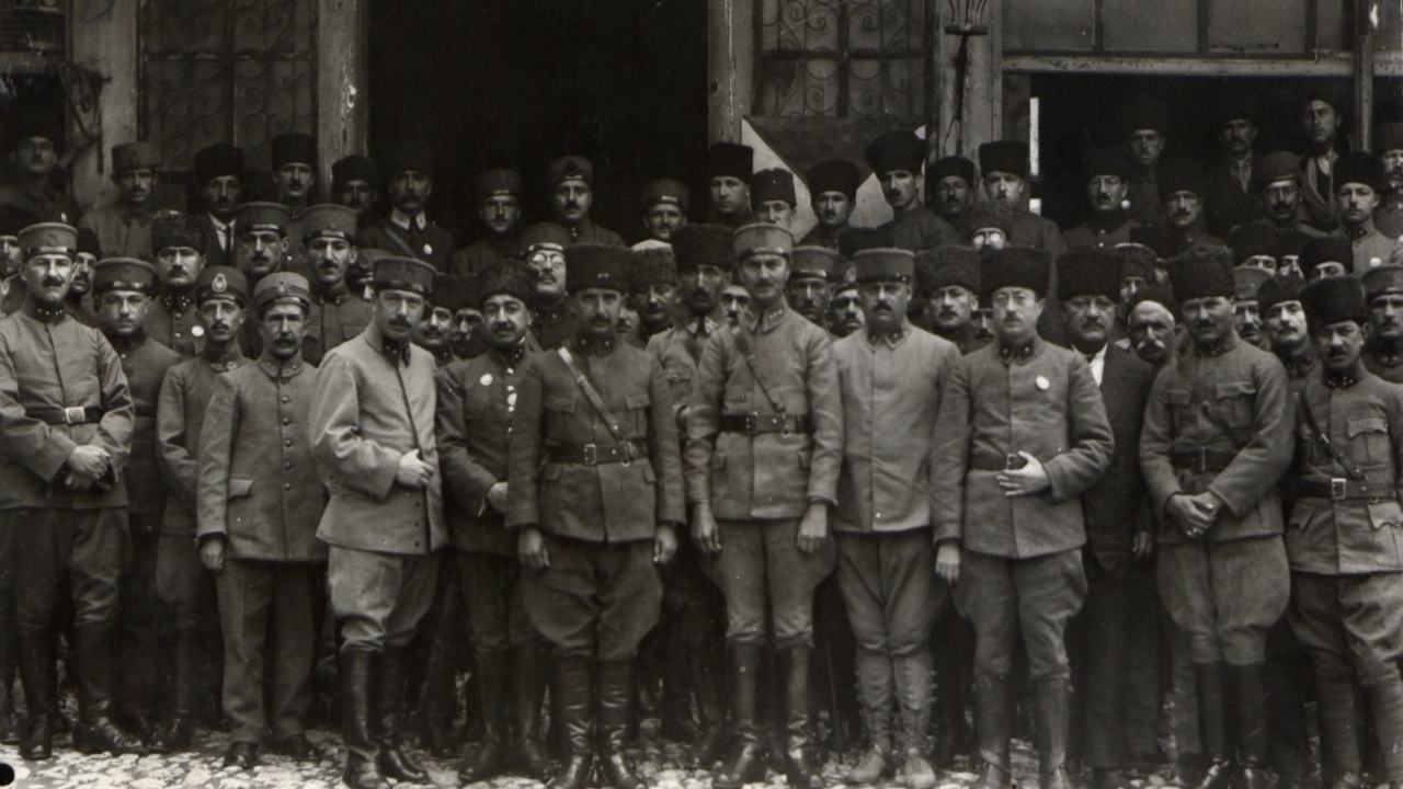 Albümdeki fotoğrafların arasında, İsmet Paşa`nın Garp Cephesi karargah subaylarıyla birlikte görüntüsü de yer aldı.