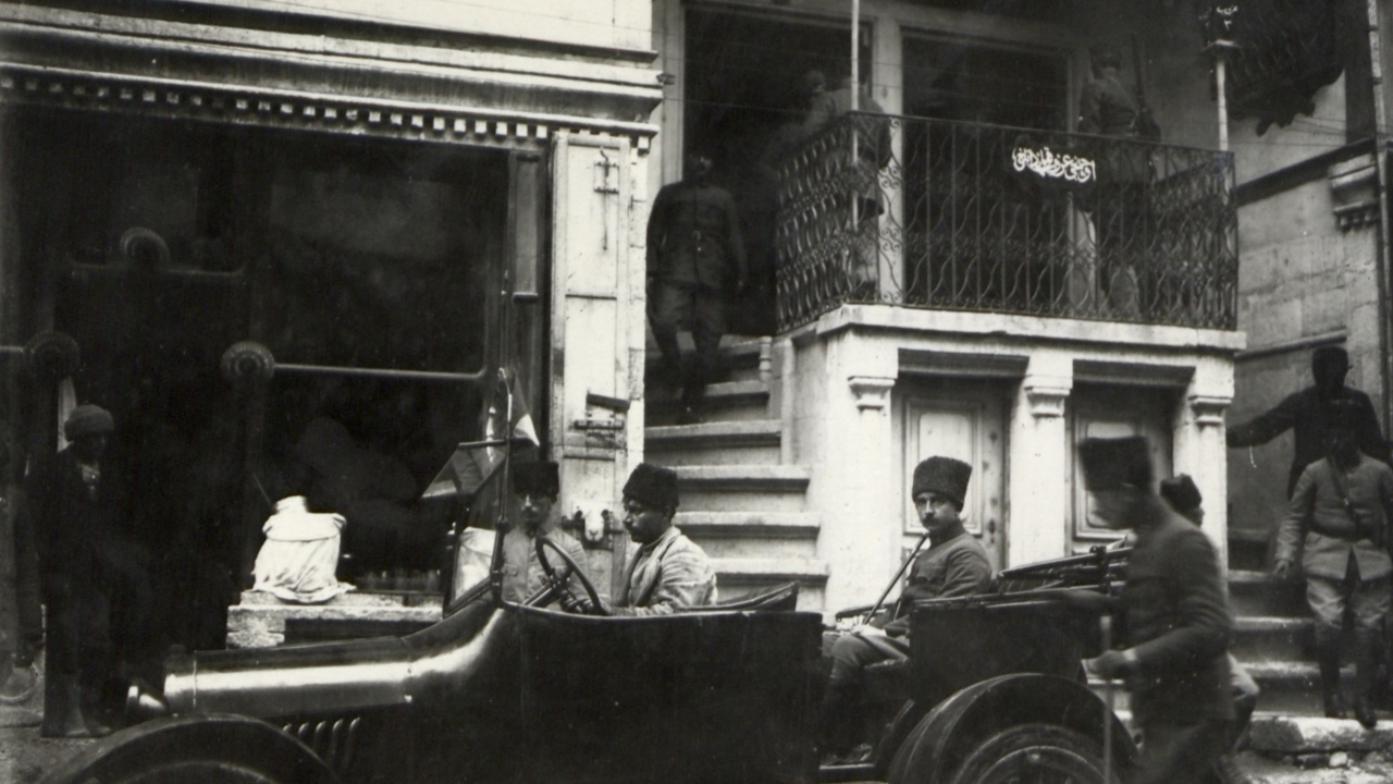 Albümdeki fotoğrafların arasında, İsmet Paşa`nın otomobilinde bulunduğu bir fotoğraf da yer aldı.