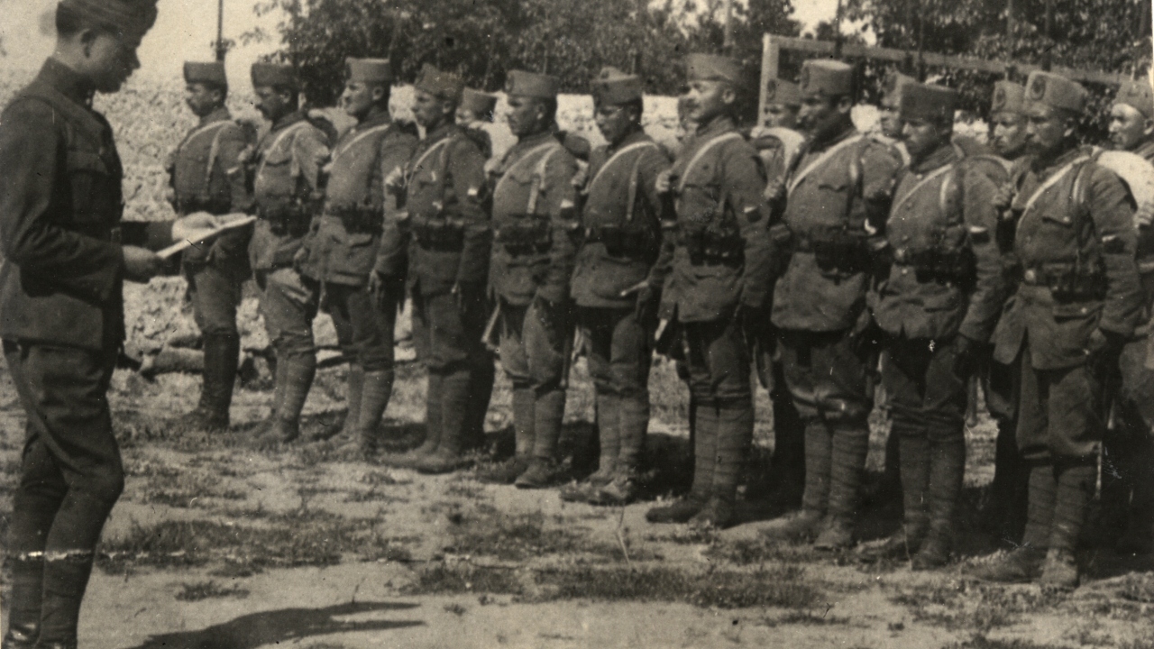 Albümdeki fotoğrafların arasında bir piyade birliğine emir konduğu sırada çekilen fotoğraf da yer aldı.