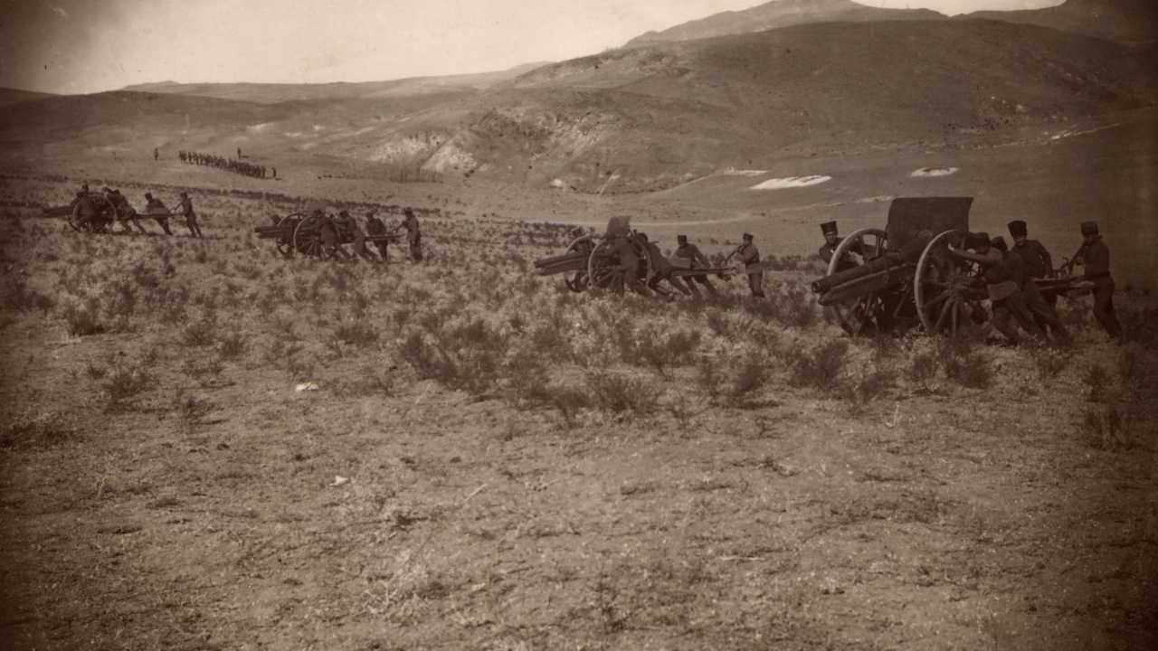 Albümdeki fotoğraflarda bir sahra bataryasının mevziye giderken çekilen görüntüsü de yer aldı.