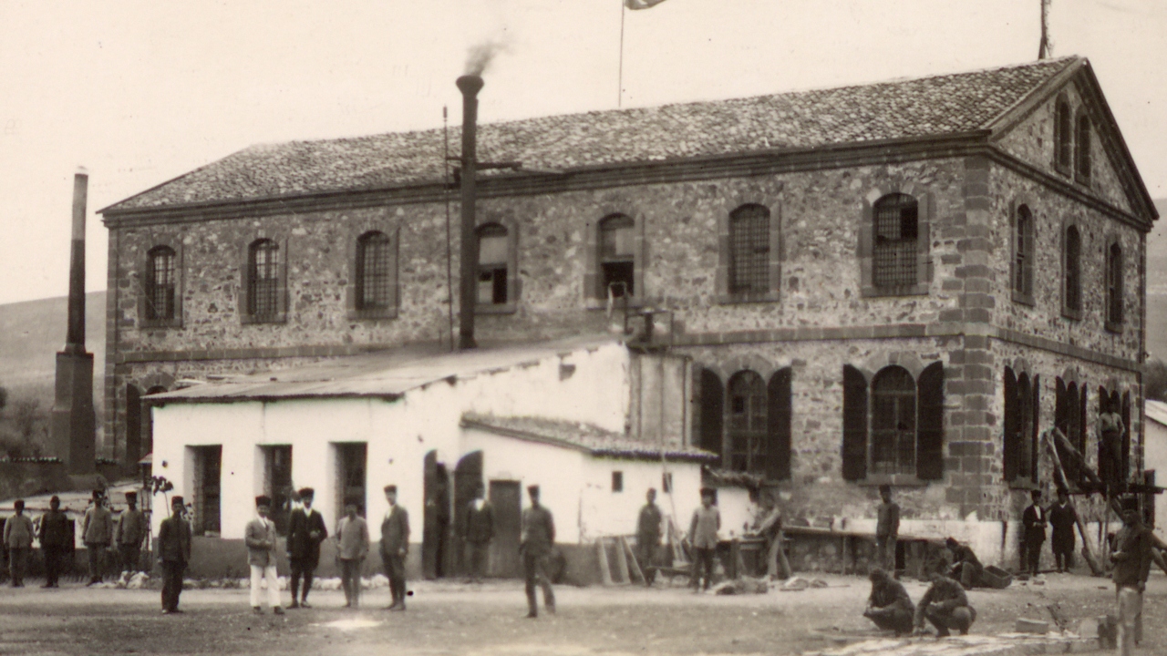 Albümdeki fotoğraflar arasında Ankara`da bir askeri fabrikanın görüntüsü de yer aldı.