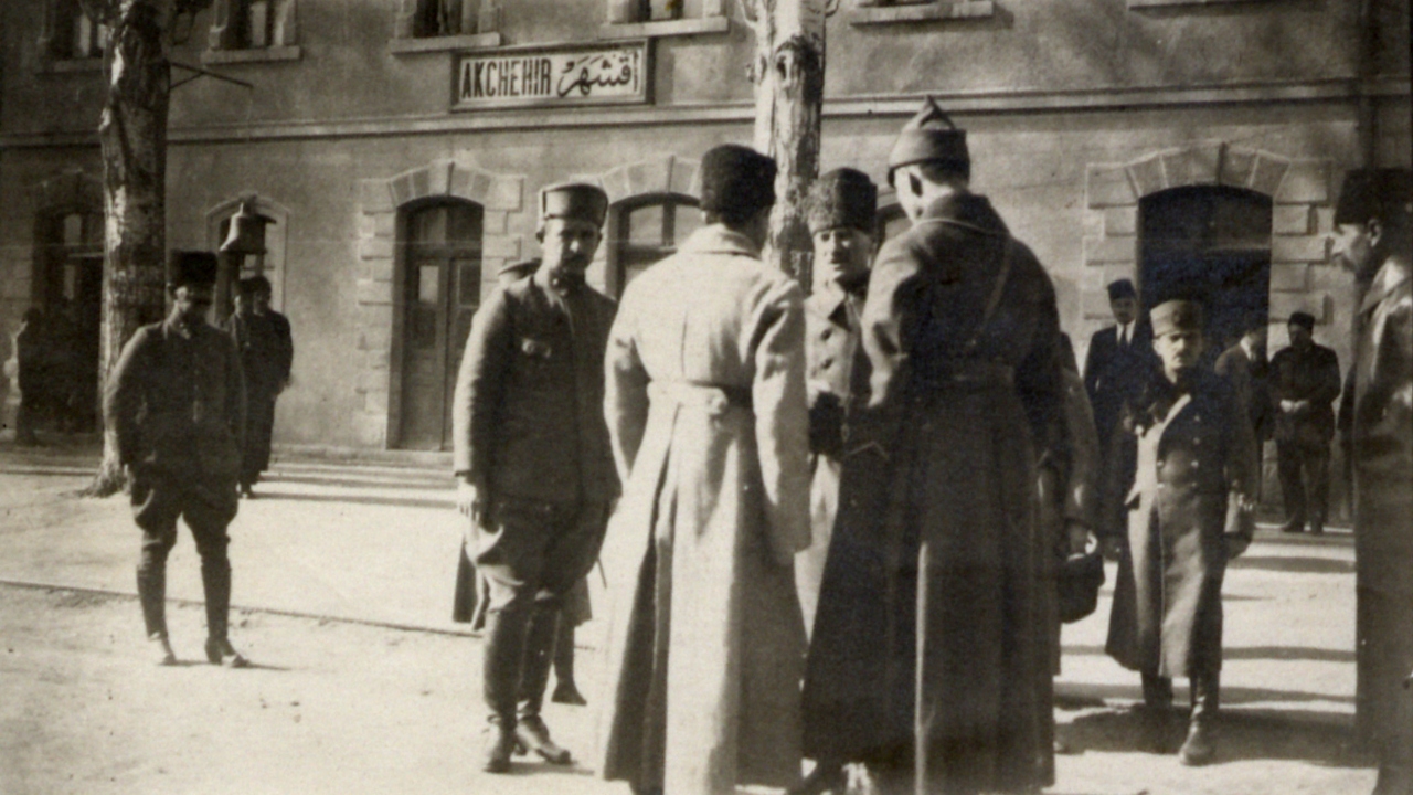 Albümdeki fotoğrafların arasında, Atatürk`ün Akşehir İstasyonu`nda Garp Cephesi Komutanı İsmet Paşa ve Rus ateşesiyle görüşmesi de yer aldı.