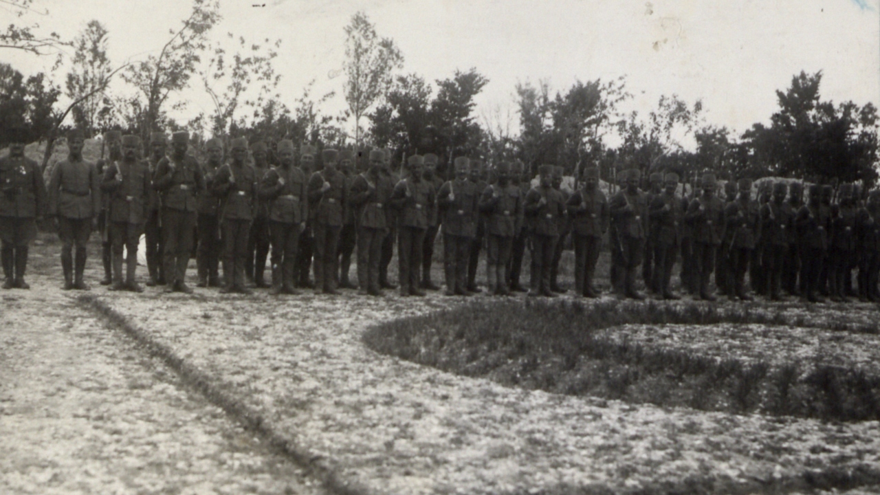 Albümdeki fotoğrafların arasında, Büyük Taarruz`un siklet merkezi olarak nitelendiren 1. Ordu`ya ait bir piyade birliği de yer aldı.