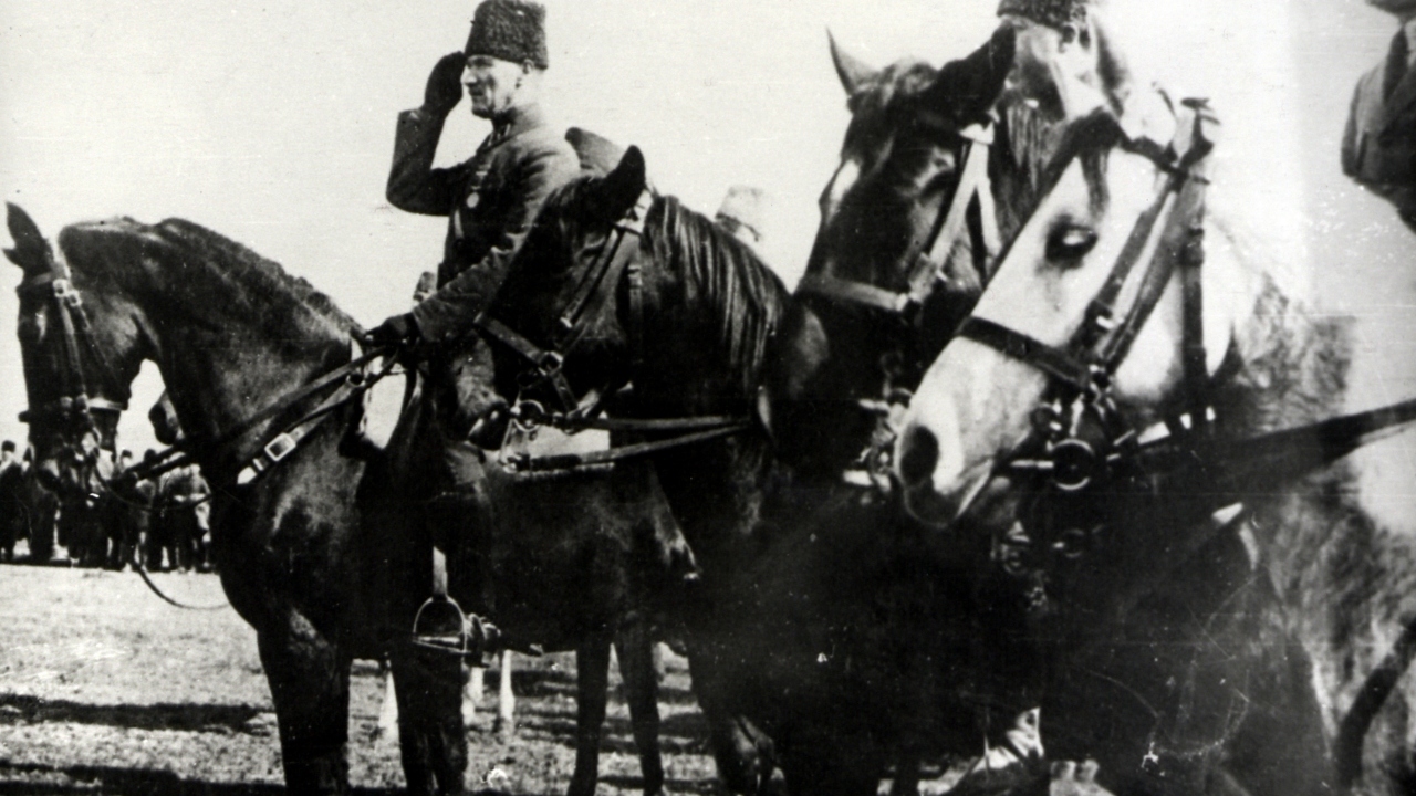 Albümdeki fotoğrafların arasında, Atatürk`ün bir merasim kabul anındaki fotoğrafı da yer aldı.