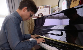 Genç piyanist başarıdan başarıya koşuyor