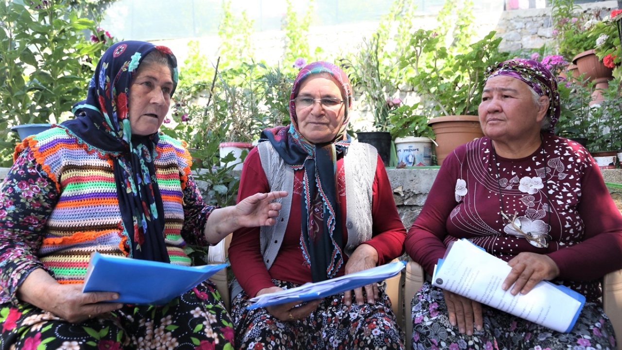Koçak ve ekibi, sabahın erken saatlerinde kalkarak ev işlerini yapıp, daha sonra da sahneleyecekleri oyunun ezber ve provalarını yapıyor. 