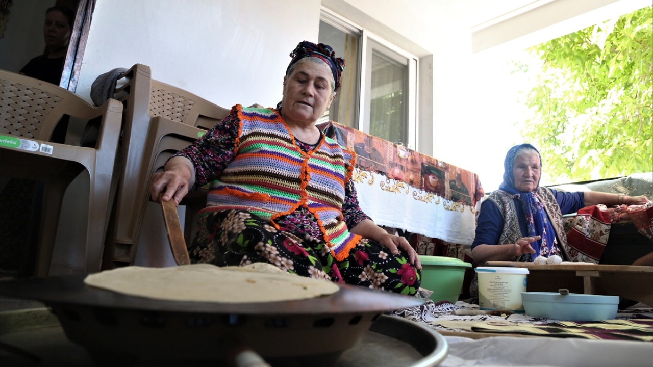 Tiyatroyla uğraşmayı çok sevdiklerini ifade eden Koçak, bu sayede insanlara rol model olmalarından dolayı mutlululuk duyduklarını dile getirdi.