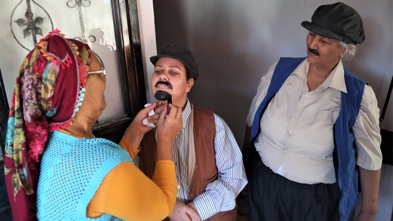 Uzun yıllardan beri tiyatro oyunları yazdığını dile getiren Koçak, oyunlarında toplumsal mesaj vermeye özen gösterdiğinin altını çizdi.