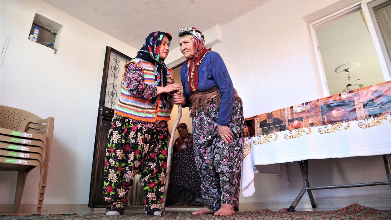 Tiyatro oyuncusu Fatma Ay ise içinde her zaman tiyatro sevgisinin olduğunu ve Ümmiye Koçak sayesinde şu an tiyatroda oyunlar oynadığını ifade etti. 