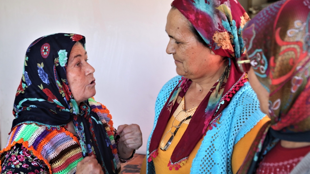 Fatma Kahraman da 5 yıldır köyde tiyatro yaptığını belirterek, bu oyunla dünyaya bir çağrıda bulunacaklarını ifade etti. 