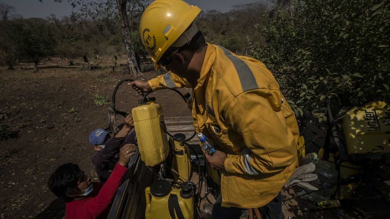 Bolivya`da yüzlerce kişi orman yangınlarına karşı bir an önce harekete geçilmesi için uluslararası yardım çağrısında bulundu. 