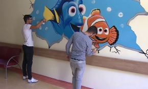 Kurumun duvarına grafiti ile yazı yazan gençlere müdür sahip çıktı